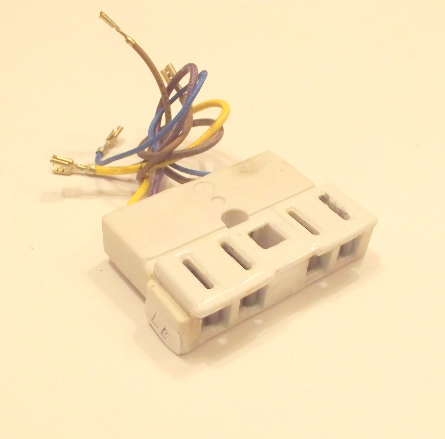 Y702434 receptacle