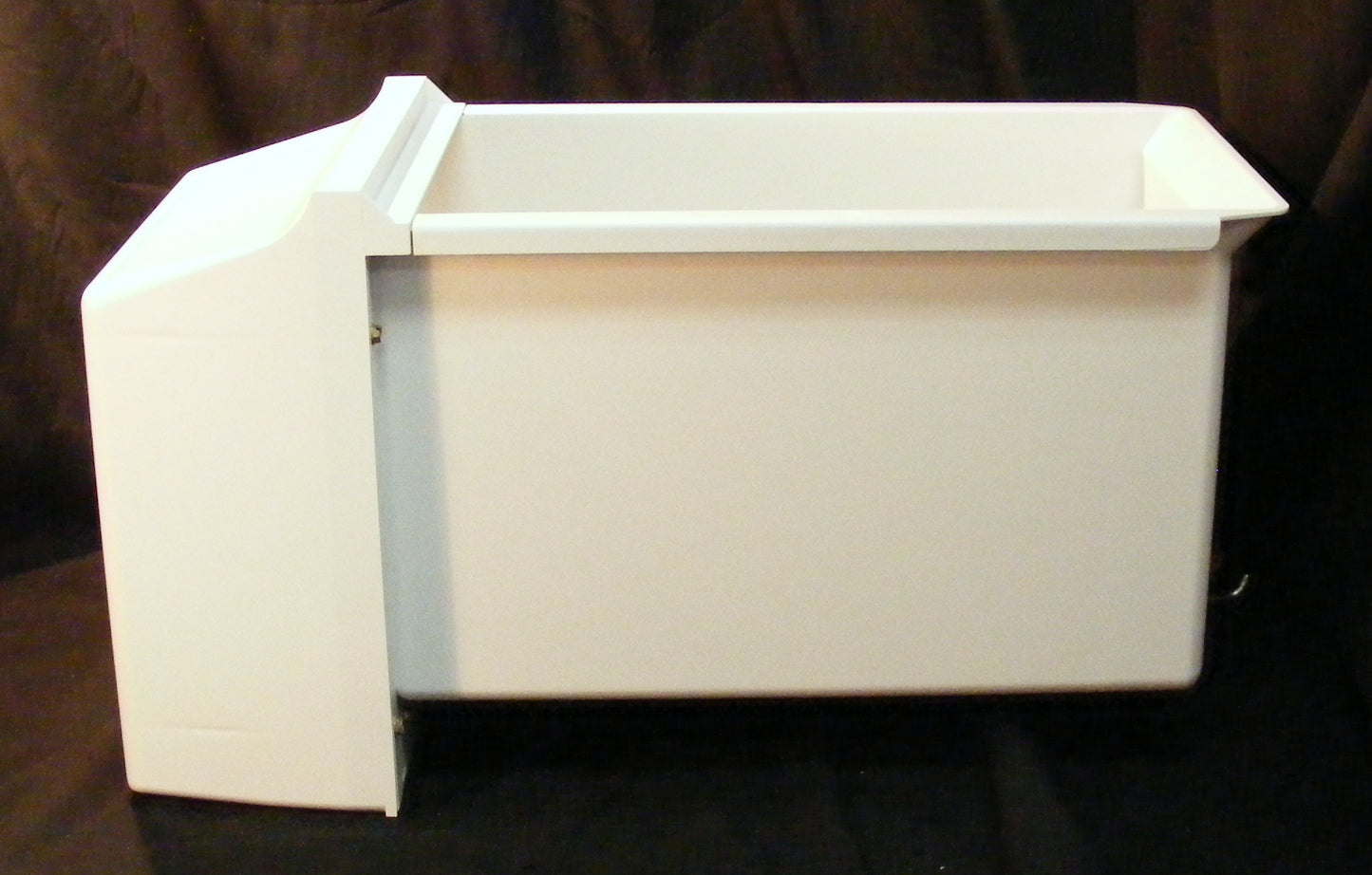 10312301 Ice dispenser holds the Ice in the freezer compartment